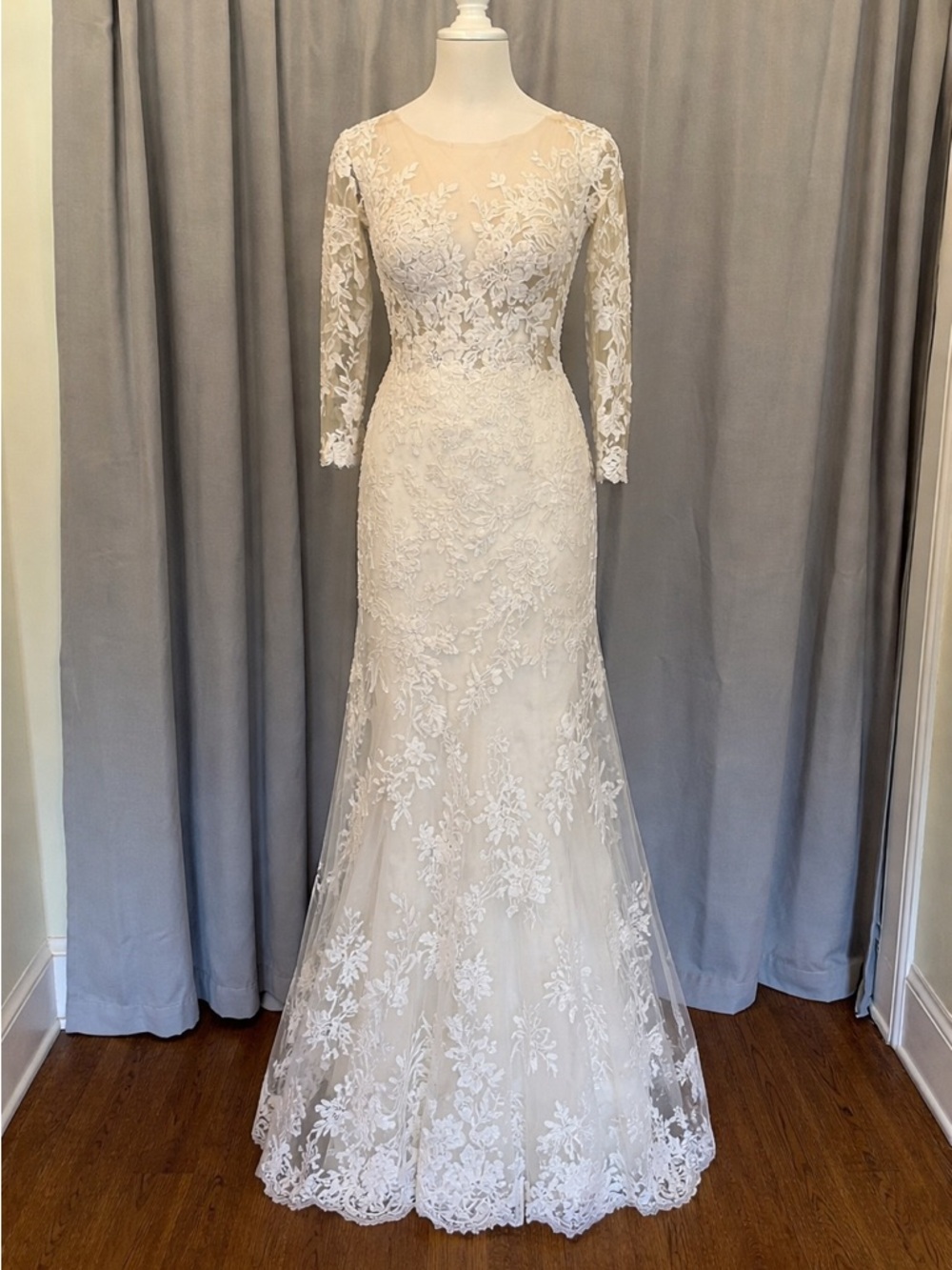 Elegant White Lace Long-Sleeve Wedding Dress with Cathedral Train - Picture 2 of 3